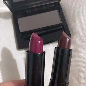 1 brush & 2 lipsticks & 1 waterproof gel lip liner.